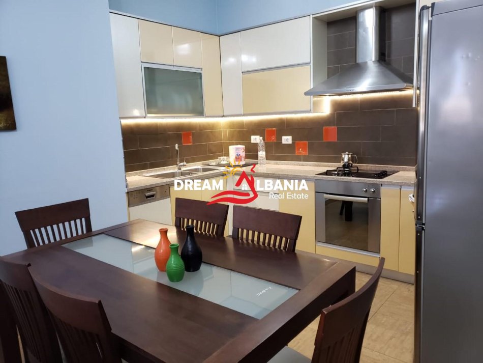 Tirane, jepet me qera apartament 1+1 , 90 m² 800 € 