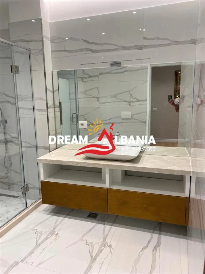 Tirane, jepet me qera apartament 3+1+Ballkon Kati 5, 140 m² 2.000 € (ne Bllok, prane Credins Bank)