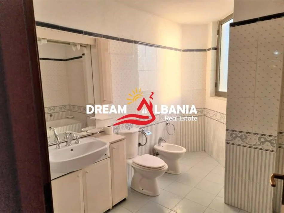 Tirane, jepet me qera apartament 2+1 , 110 m² 600 € (Bulevardin Zogu I)