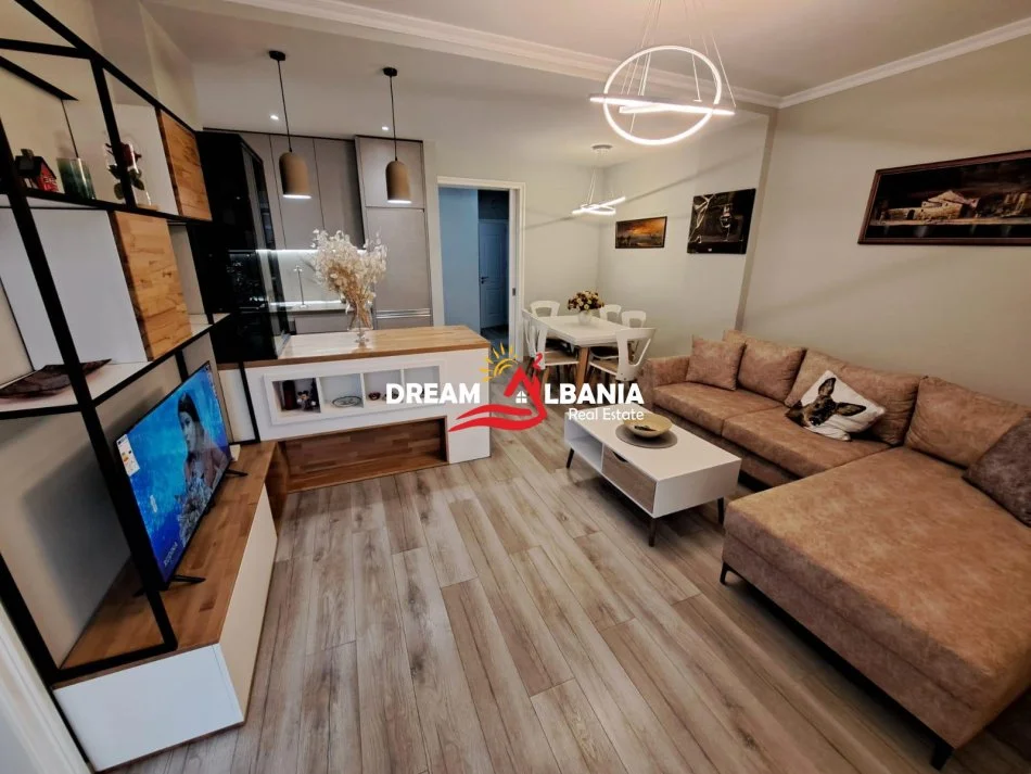 Tirane, jepet me qera apartament 3+1 Kati 3, 110 m² 900 € (ne Komunen e Parisit ne afersi te Abi Bank)