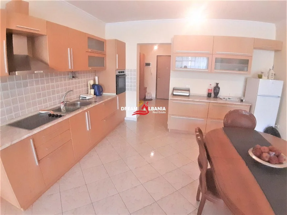 Tirane, jepet me qera apartament 3+1 , 154 m² 700 € (prane vilave Gjermane)