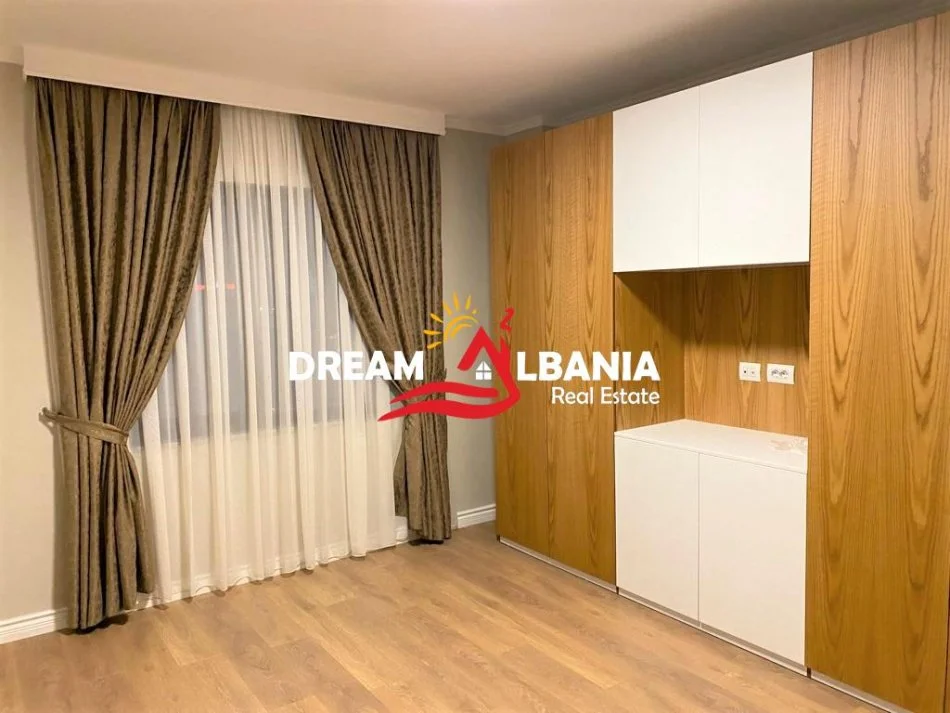 Tirane, jepet me qera apartament 3+1+Ballkon Kati 5, 140 m² 2.000 € (ne Bllok, prane Credins Bank)