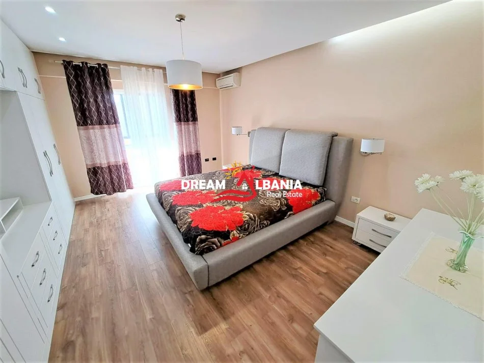 Tirane, jepet me qera apartament 2+1 , 99 m² 600 € (ne rrugen Dritan Hoxha tek kullat Hawai)