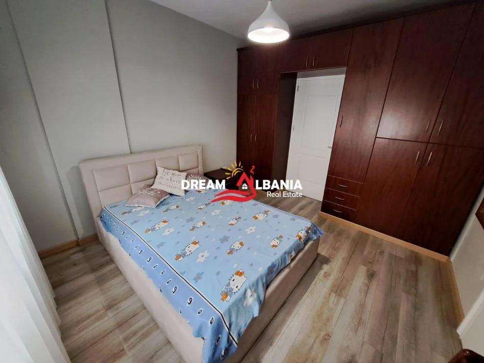 Tirane, jepet me qera apartament 3+1 Kati 3, 110 m² 900 € (ne Komunen e Parisit ne afersi te Abi Bank)
