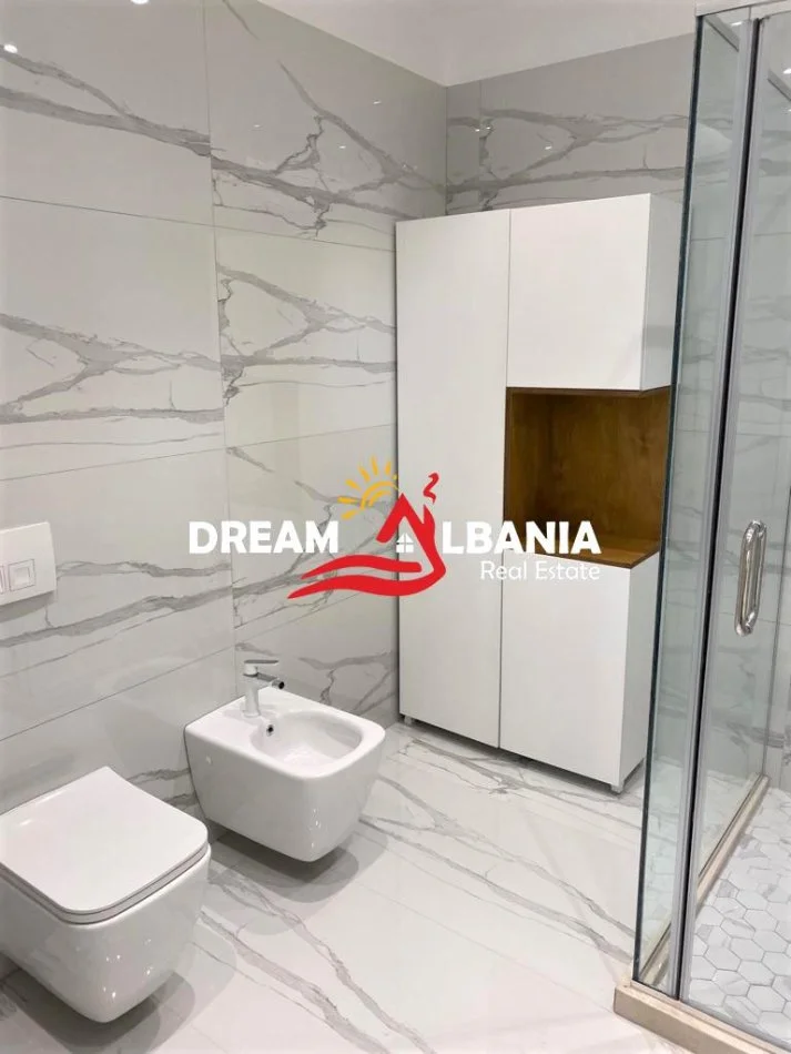 Tirane, jepet me qera apartament 3+1+Ballkon Kati 5, 140 m² 2.000 € (ne Bllok, prane Credins Bank)