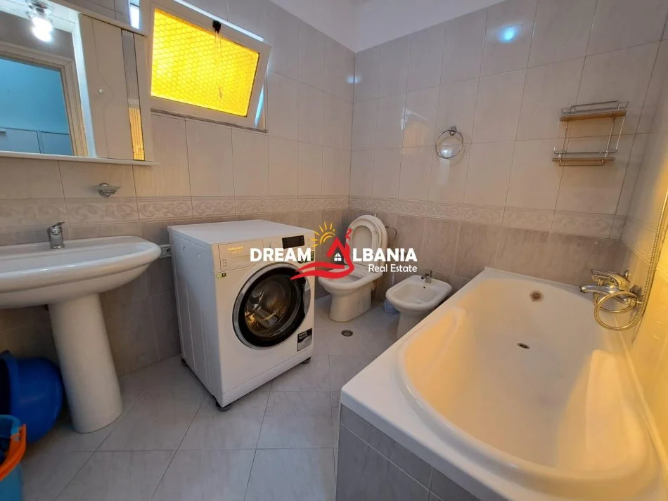 Tirane, jepet me qera apartament 3+1 Kati 3, 110 m² 900 € (ne Komunen e Parisit ne afersi te Abi Bank)