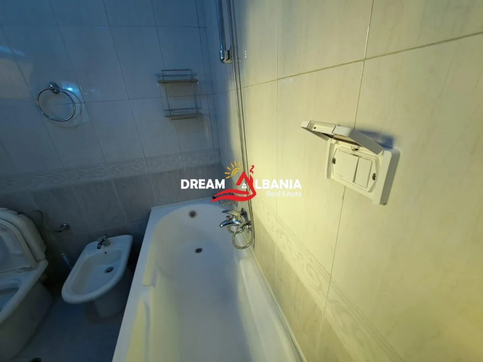 Tirane, jepet me qera apartament 3+1 Kati 3, 110 m² 900 € (ne Komunen e Parisit ne afersi te Abi Bank)