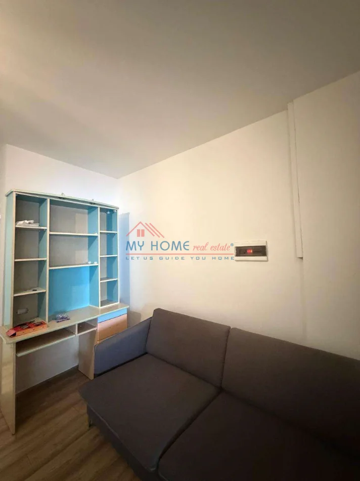 Tirane, jepet me qera apartament 1+1+Ballkon Kati 1, 65 m² 500 € (Rruga e Barrikadave)