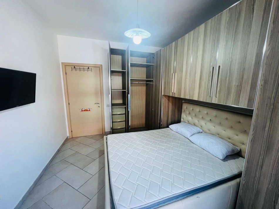 Tirane, jepet me qera apartament 1+1+Ballkon Kati 4, 50 m² 500 € (Teodor Keko)