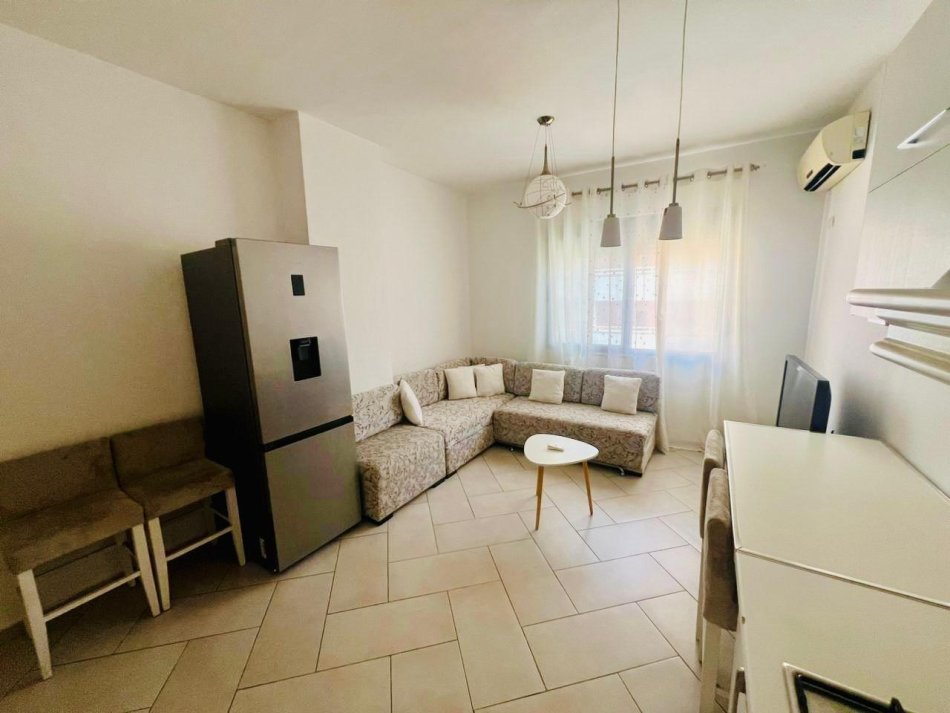 Tirane, jepet me qera apartament 1+1+Ballkon Kati 4, 50 m² 500 € (Teodor Keko)