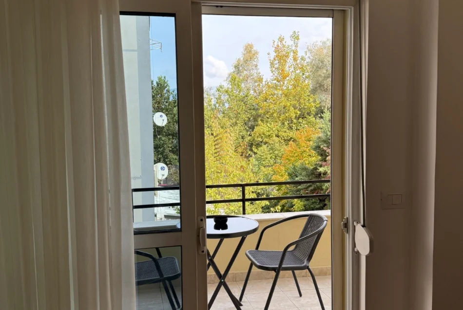 Tirane, jepet me qera apartament 1+1+Ballkon Kati 1, 60 m² 800 € (Liqeni i Thate)