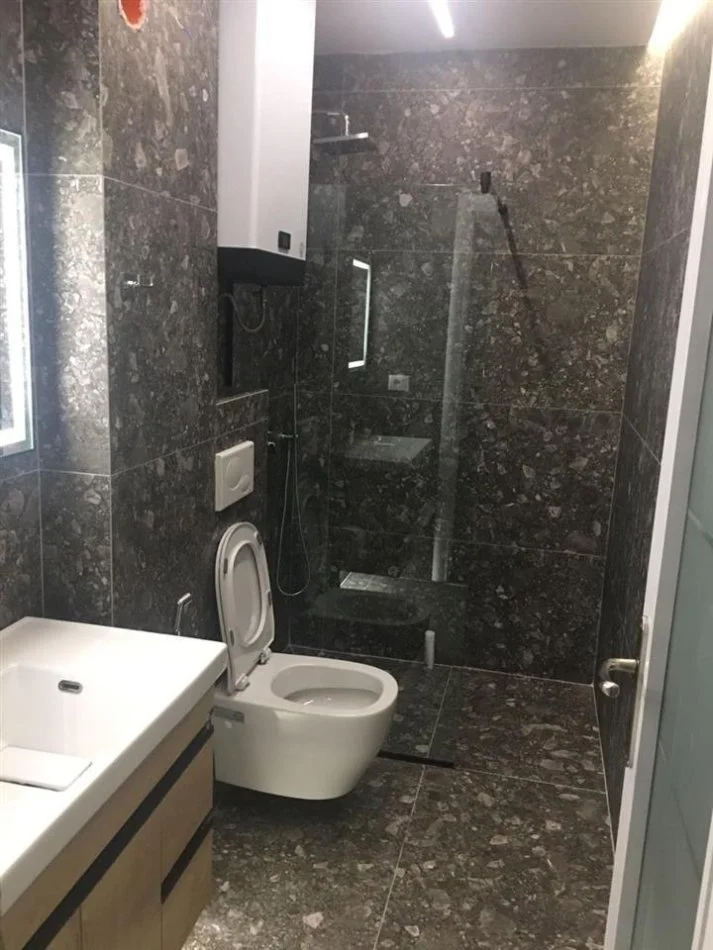 Tirane, jepet me qera apartament 1+1+Ballkon Kati 3, 62 m² 600 € (rruga Hasan Alla)