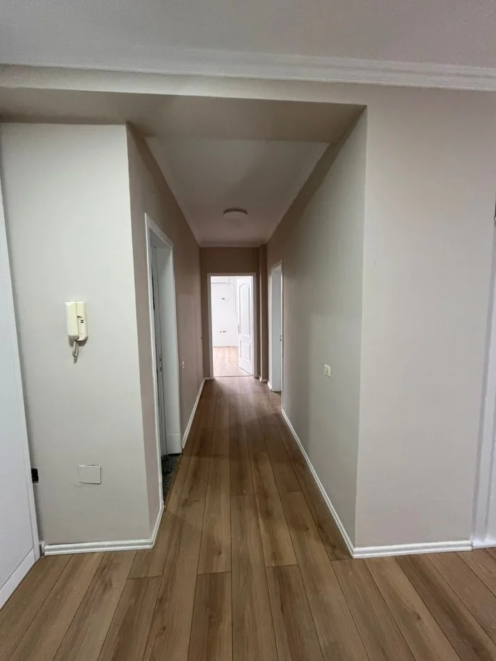 Tirane, jepet me qera apartament 2+1+Ballkon , 100 m² 1.000 € (rruga qender)