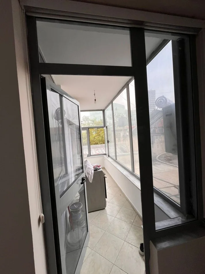 Tirane, jepet me qera apartament 2+1+Ballkon Kati 4, 100 m² 1.000 € (rruga qendra toptanit)