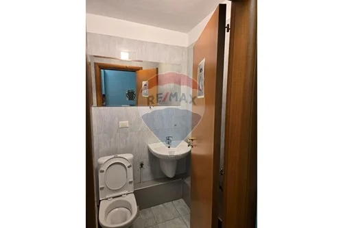 Tirane, jepet me qera zyre Kati 3, 106 m² 1.200 € (Rruga e Barrikadave)