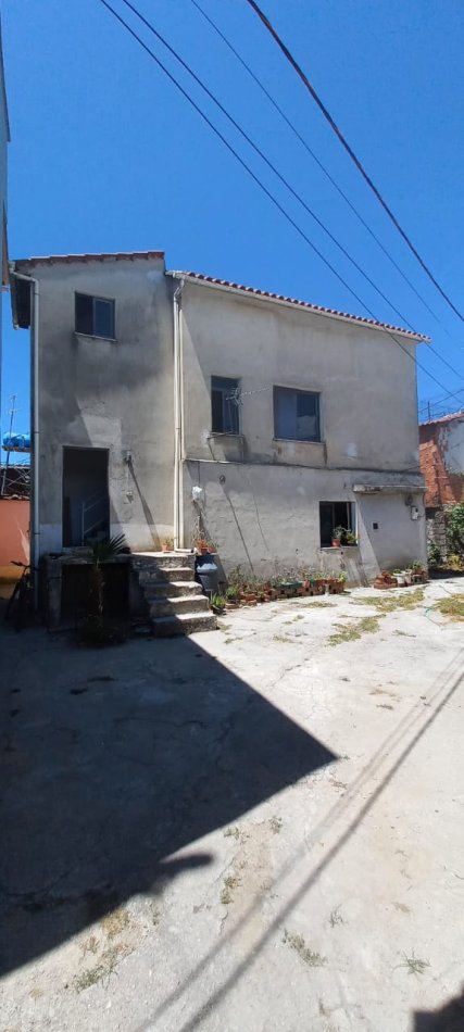 Tirane, shitet shtepi 2 Katshe , 190 m² 119.000 € (ne rrugen Princ Vidi zona e treshit Tirane)