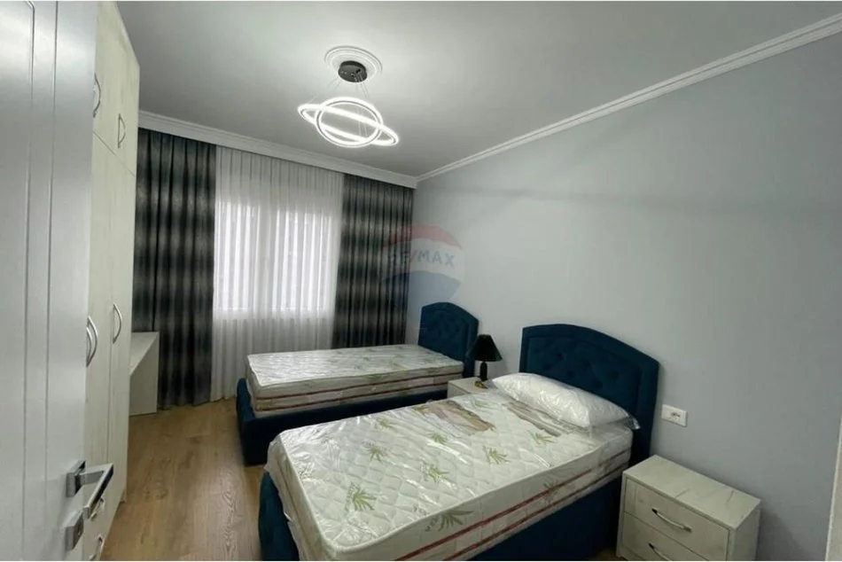 Tirane, jepet me qera apartament 2+1+Aneks+Ballkon Kati 4, 108 m² 800 € (Zogu Zi)