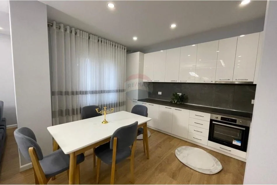 Tirane, jepet me qera apartament 2+1+Aneks+Ballkon Kati 4, 108 m² 800 € (Zogu Zi)