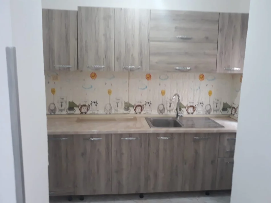 Apartament per qera 3+1 prane Shkolles Niket Dardani Xhamlliku !!!