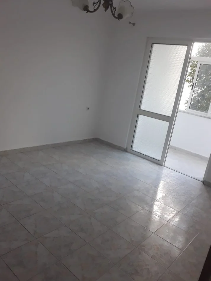 Apartament per qera 3+1 prane Shkolles Niket Dardani Xhamlliku !!!