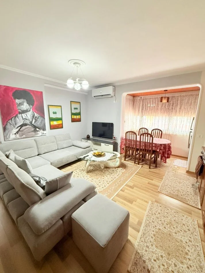 Tirane, jepet me qera apartament 2+1+Ballkon Kati 8, 90 m² 650 € (Fusha e Aviacionit)