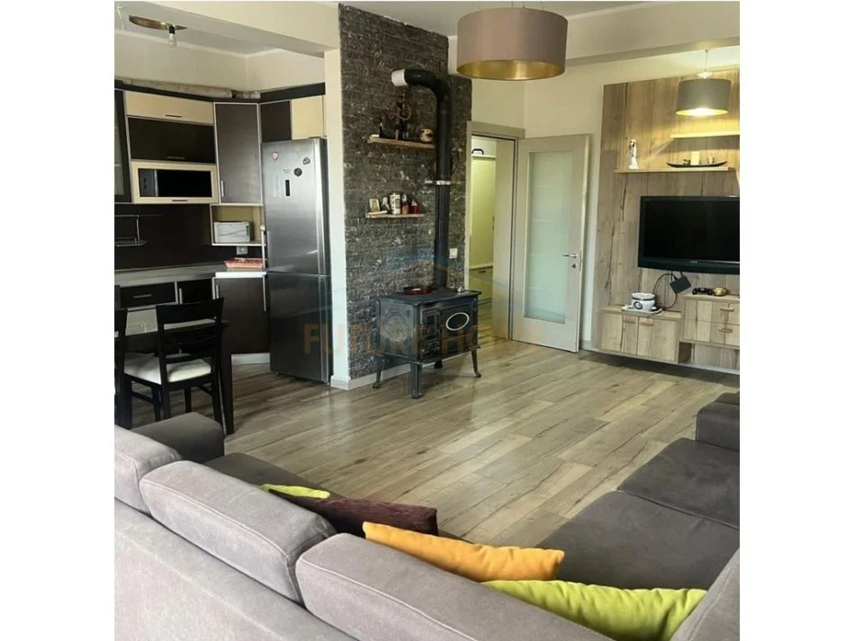 Durres, jepet me qera apartament 2+1 Kati 4, 105 m² 450 € (PRANË MARKATËS, DURRËS)