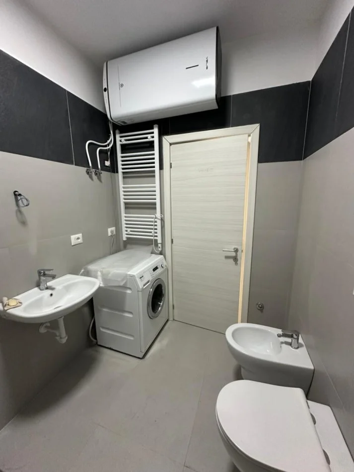 Tirane, jepet me qera apartament 2+1 Kati 8, 96 m² 700 € (RIVER REZIDENC)