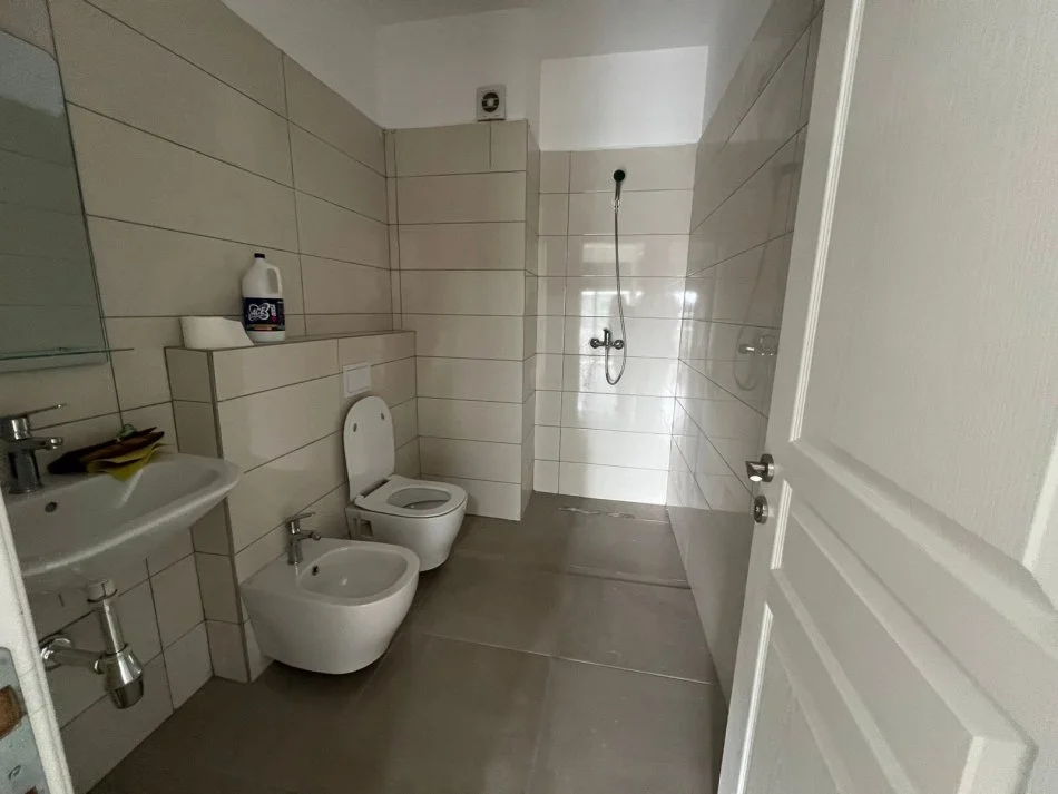 Tirane, jap me qera apartament 2+1+Ballkon , 140 m² 