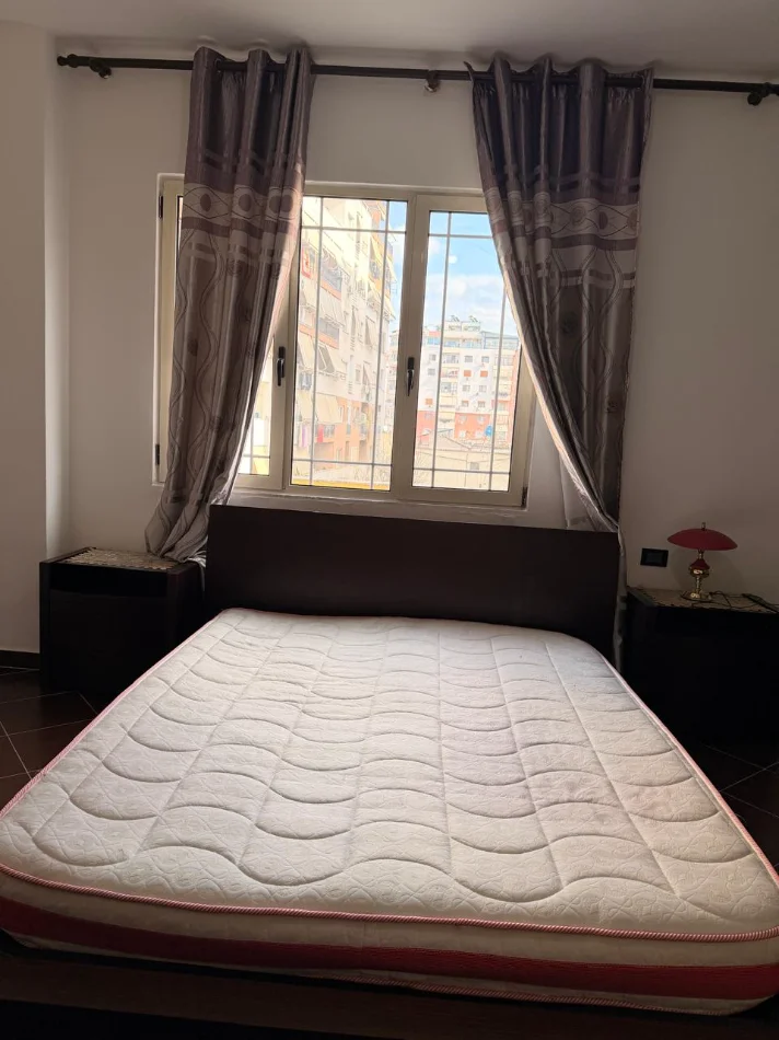 Tirane, jepet me qera apartament 3+1+Aneks+Ballkon Kati 2, 140 m² 700 € (astir)