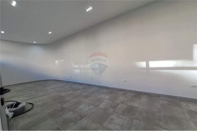 Tirane, jepet me qera dyqan Kati 0, 40 m² 370 Euro (Bulevardi i Ri)