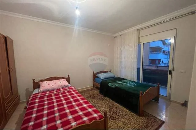 Tirane, jepet me qera apartament 3+1 Kati 2, 137 m² 500 Euro (Rruga Tom Plezha)