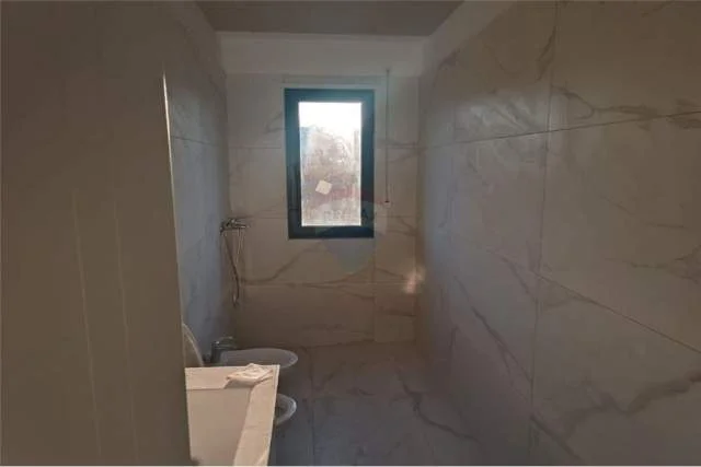 Tirane, jepet me qera apartament 1+1 Kati 2, 65 m² 400 Euro (Rruga Teodor Keko)