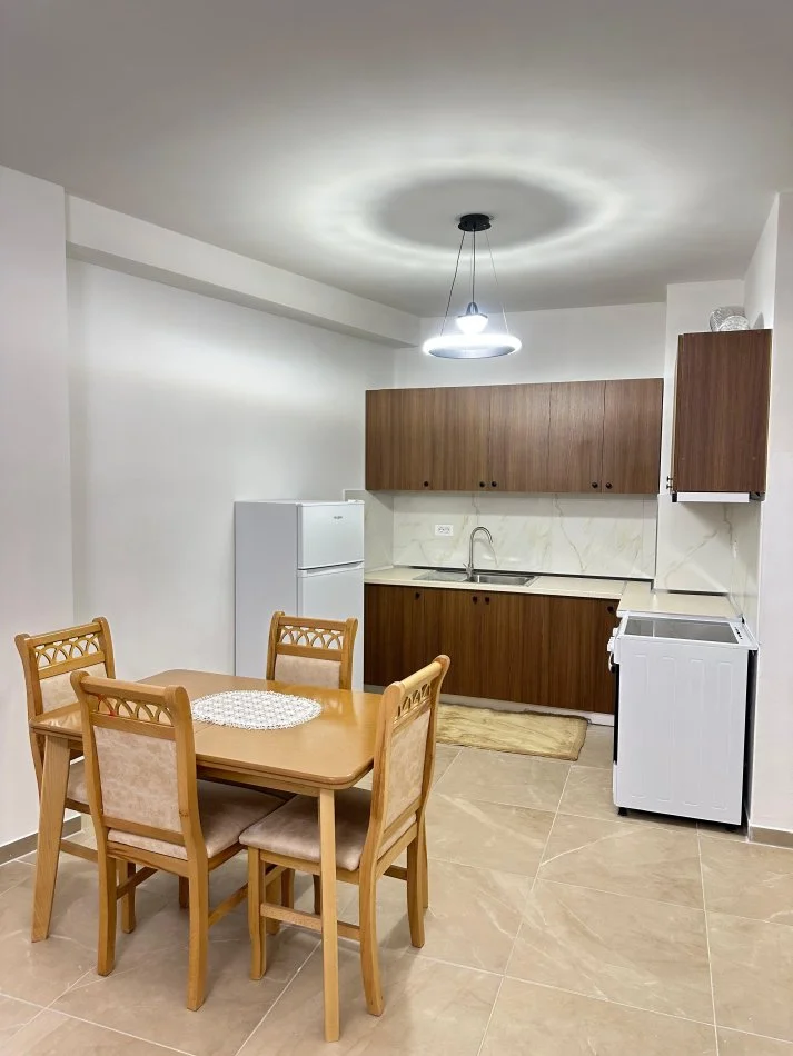 Tirane, jap me qera apartament 1+1+Ballkon Kati 9, 65 m² 450 € (Kompleksi Jolla)