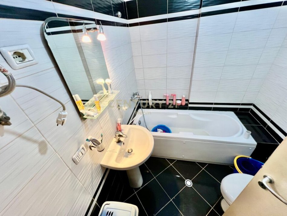 Tirane, jepet me qera apartament 1+1 Kati 5, 78 m² 400 € (astir)