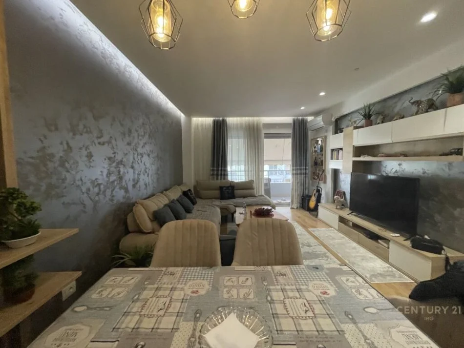 Tirane, jepet me qera apartament 2+1 Kati 5, 120 m² 700 € 