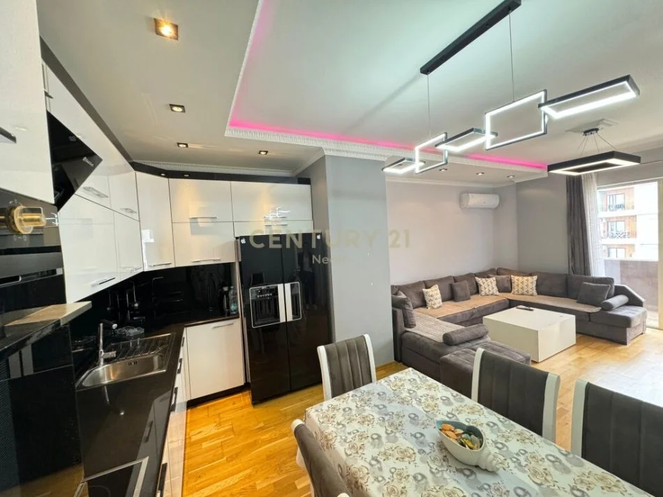 Tirane, jepet me qera apartament 2+1 Kati 4, 99 m² 600 € (astir)