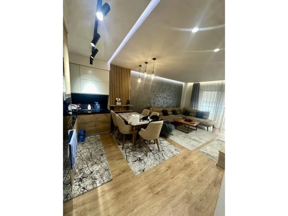 Tirane, jepet me qera apartament 2+1 Kati 5, 120 m² 700 € 