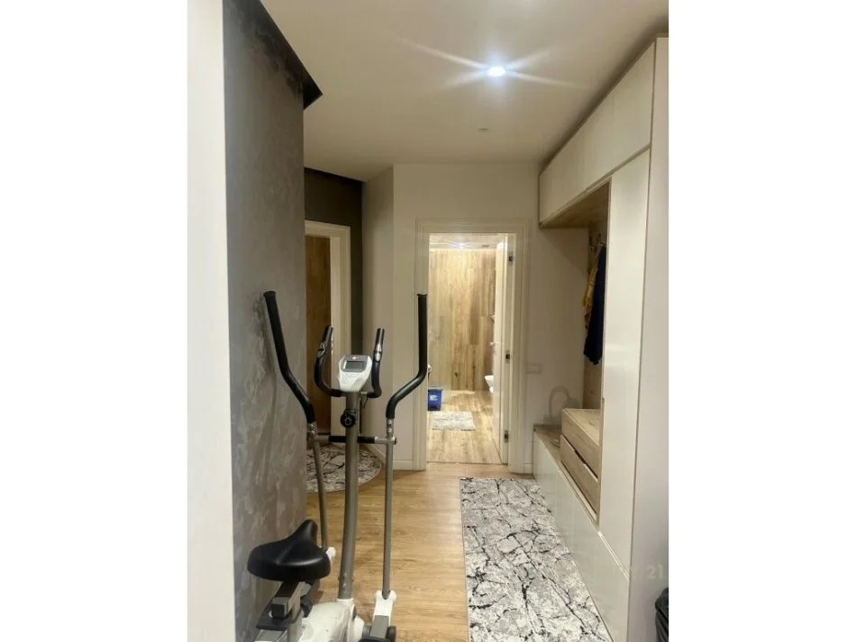 Tirane, jepet me qera apartament 2+1 Kati 5, 120 m² 700 € 