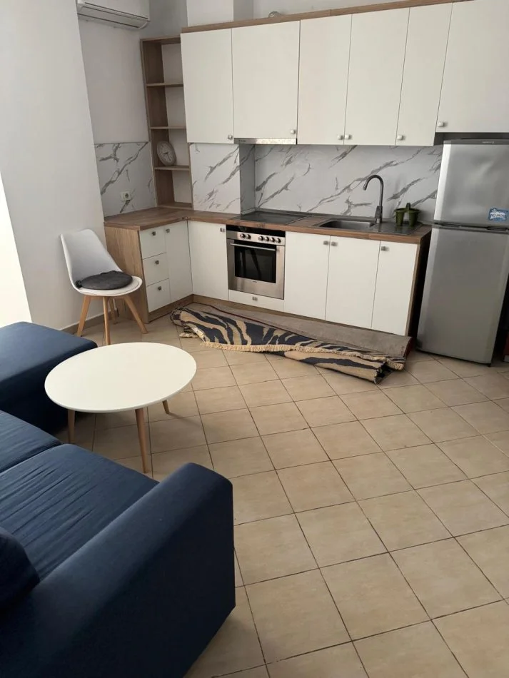 Tirane, jepet me qera apartament 1+1+Ballkon Kati 4, 70 m² 500 € (ish Club Venue)