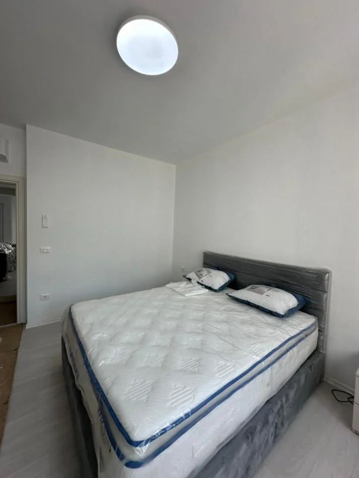 Tirane, jepet me qera apartament 2+1 Kati 8, 96 m² 700 € (RIVER REZIDENC)
