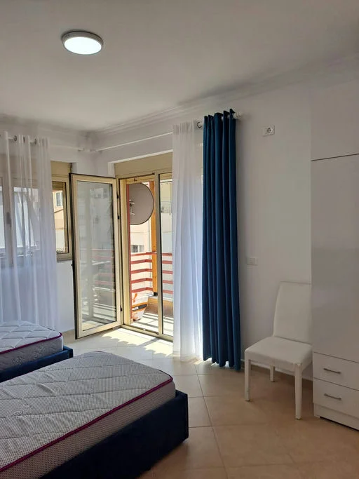 Tirane, jepet me qera apartament 2+1+Ballkon Kati 4, 110 m² 1.000 € (Rruga "Peti")