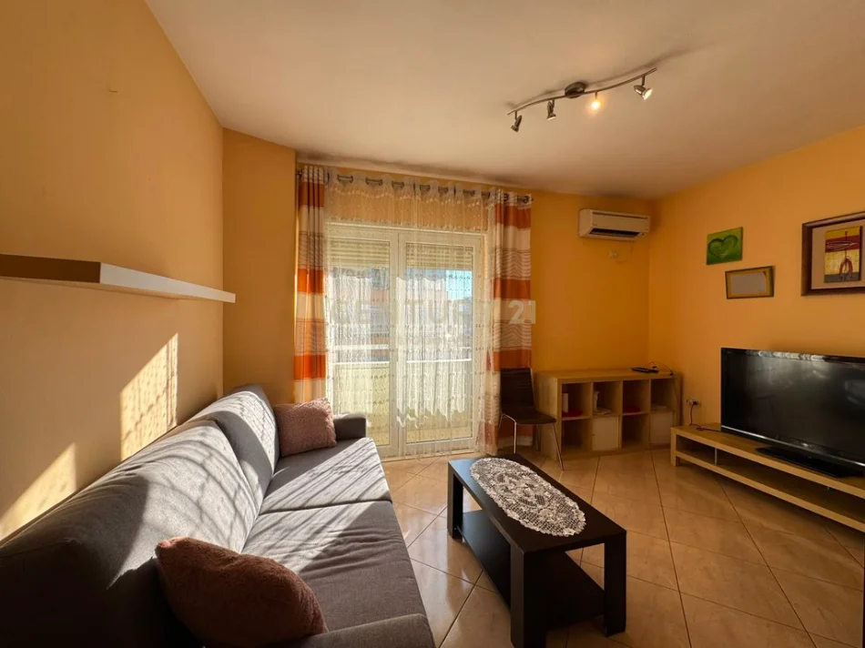 Tirane, jepet me qera apartament 1+1+Ballkon Kati 6, 68 m² 600 € 