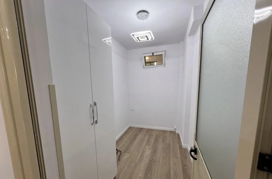 Tirane, jepet me qera apartament 1+1+Ballkon Kati 4, 67 m² 500 € (Zogu i Zi Ring Center)