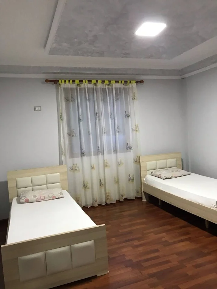 Tirane, jap me qera apartament 2+1+Aneks+Ballkon Kati 2, 120 m² 500 € (Rruga Irfan Tershana)