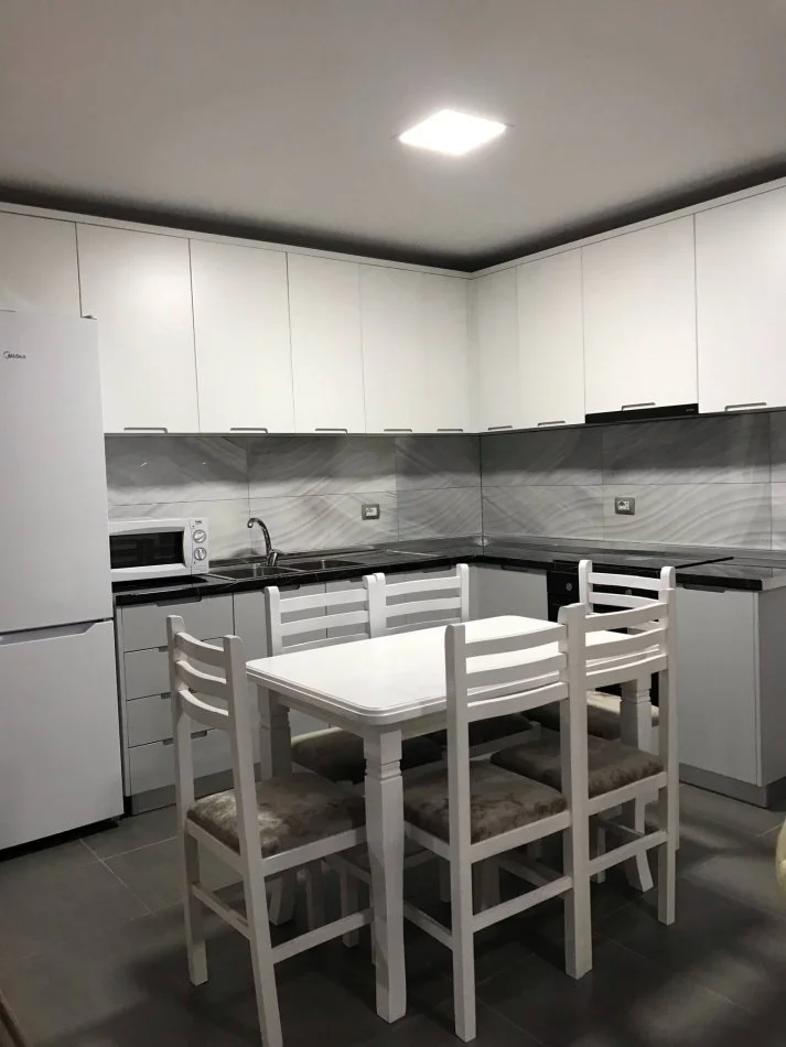 Tirane, jap me qera apartament 2+1+Aneks+Ballkon Kati 2, 120 m² 500 € (Rruga Irfan Tershana)