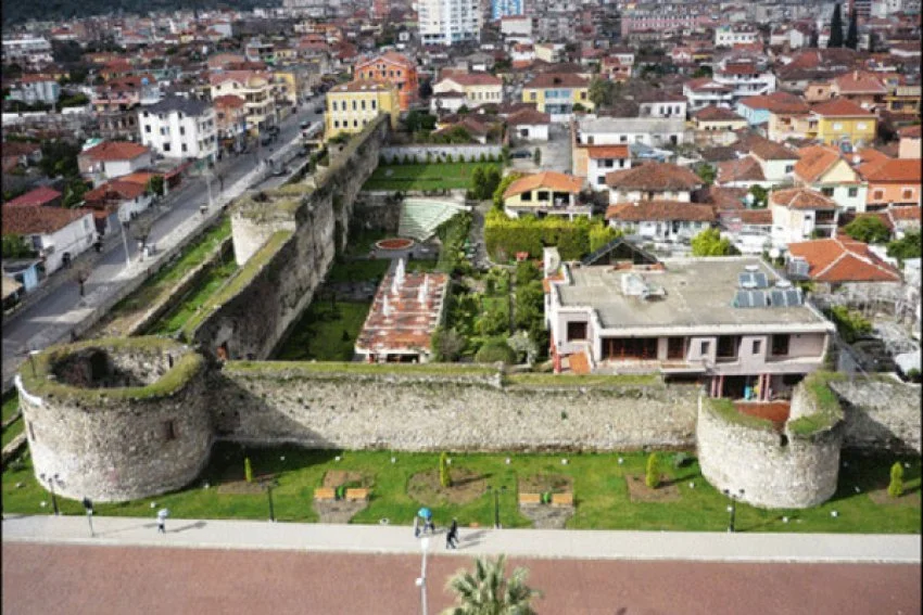 Elbasan, jepet me qera ambjent biznesi Kati 2, 117 m² 800 €