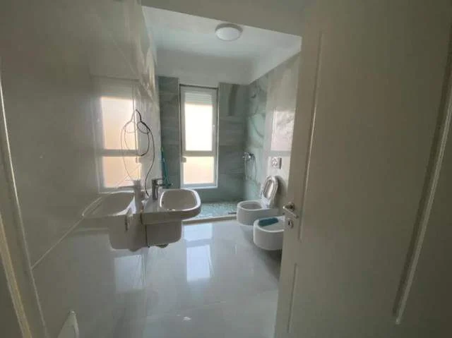Tirane, jepet me qera apartament 3+1+Ballkon Kati 5, 120 m² 650 € (Rruga. 5 Maj)