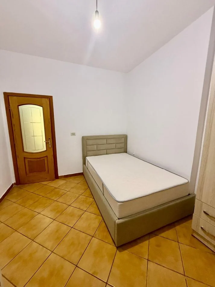 Tirane, jap me qera apartament 2+1 Kati 3, 90 m² 450 € (Bulevardi Zhan D’Dark)