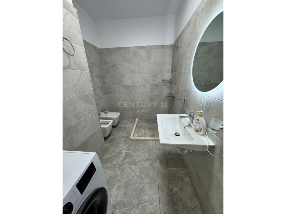 Tirane, jepet me qera apartament 1+1+Ballkon Kati 7, 67 m² 550 € (Yzberisht)