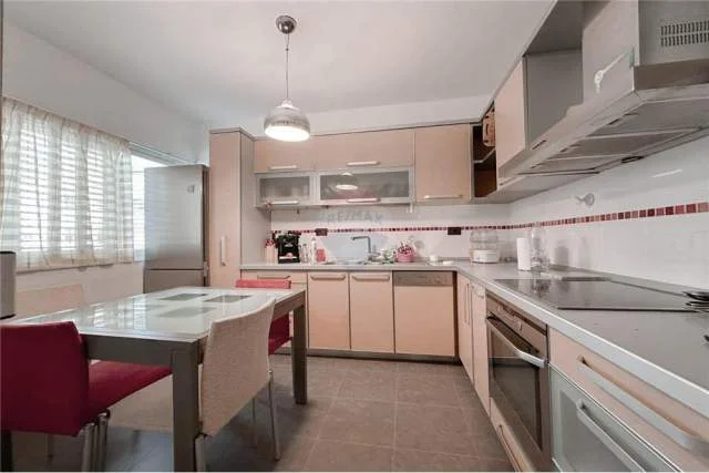 Tirane, jepet me qera apartament 2+1 Kati 2, 120 m² 900 Euro (Bllok)